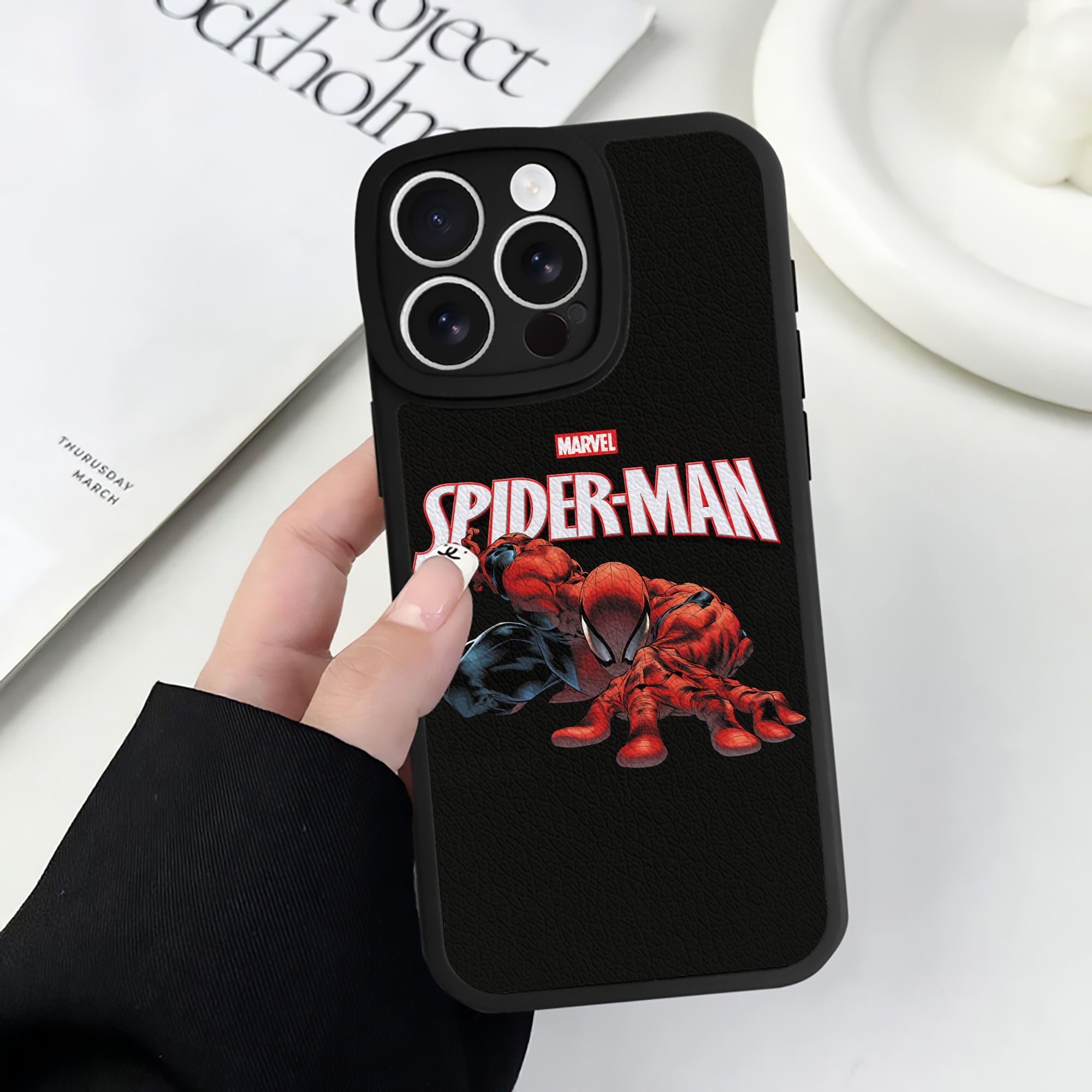 Spider Man スパイダーマン 【iPhone 16シリーズ対応】シリコンスマホケース（レザー調） 材質：シリコン